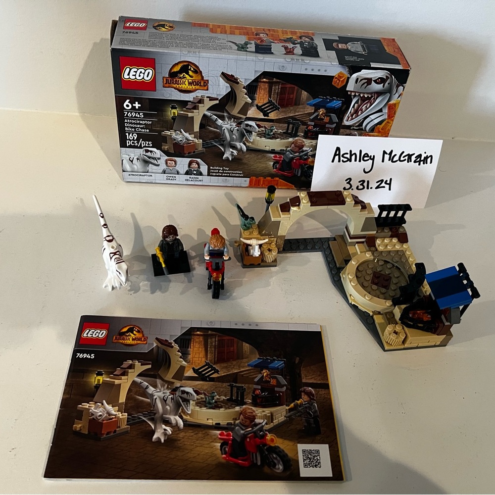 Jurassic World LEGO set - Atrociraptor Dinosaur: Bike Chase